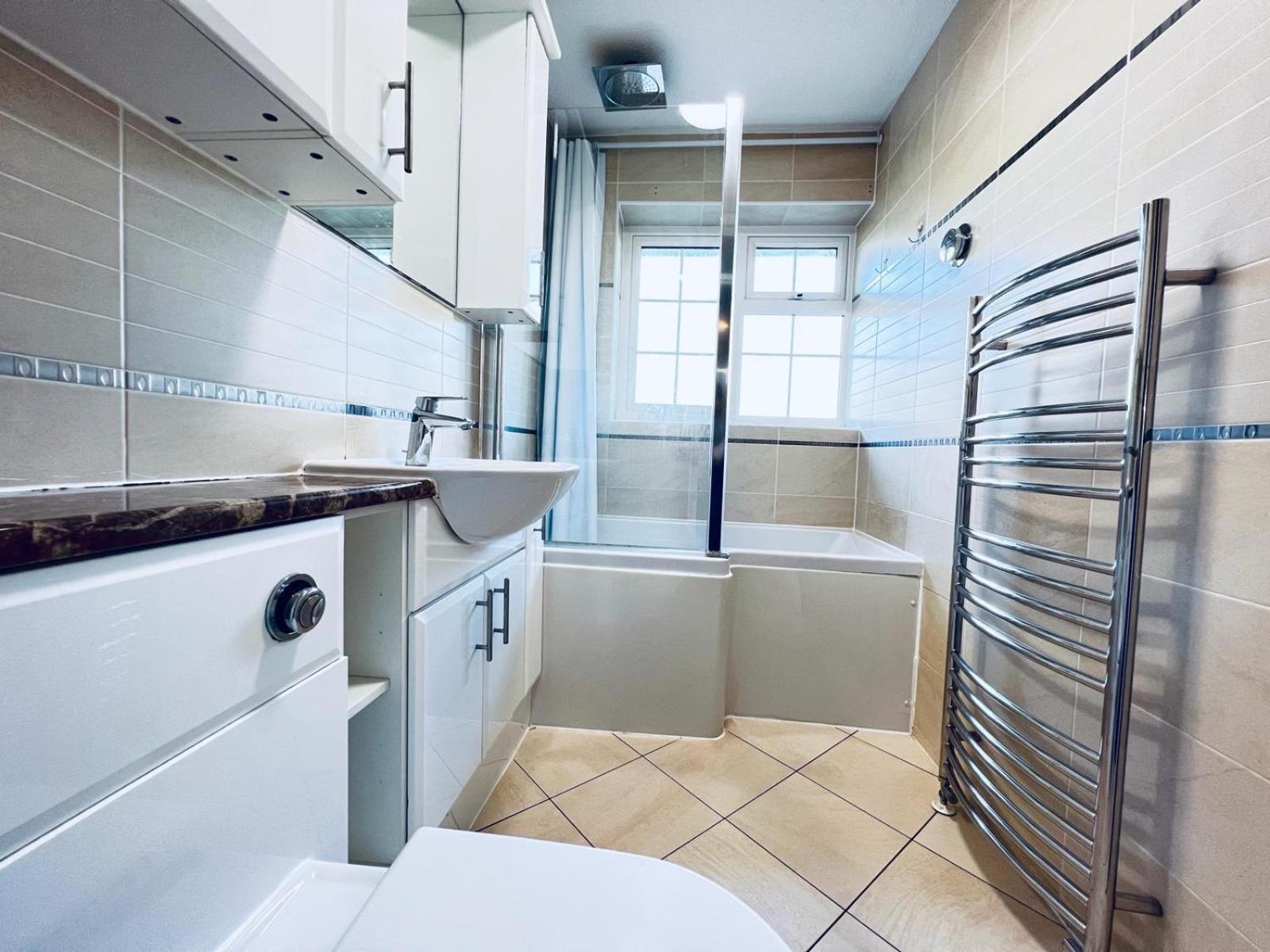 Elegant Room In Stylish House Милтън Кейнс Екстериор снимка