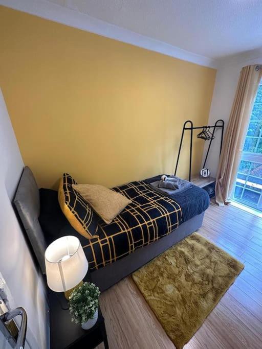 Elegant Room In Stylish House Милтън Кейнс Екстериор снимка